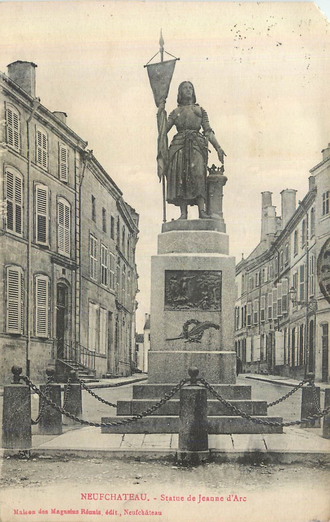 CPA Neufchateau Statue de Jeanne D'Arc