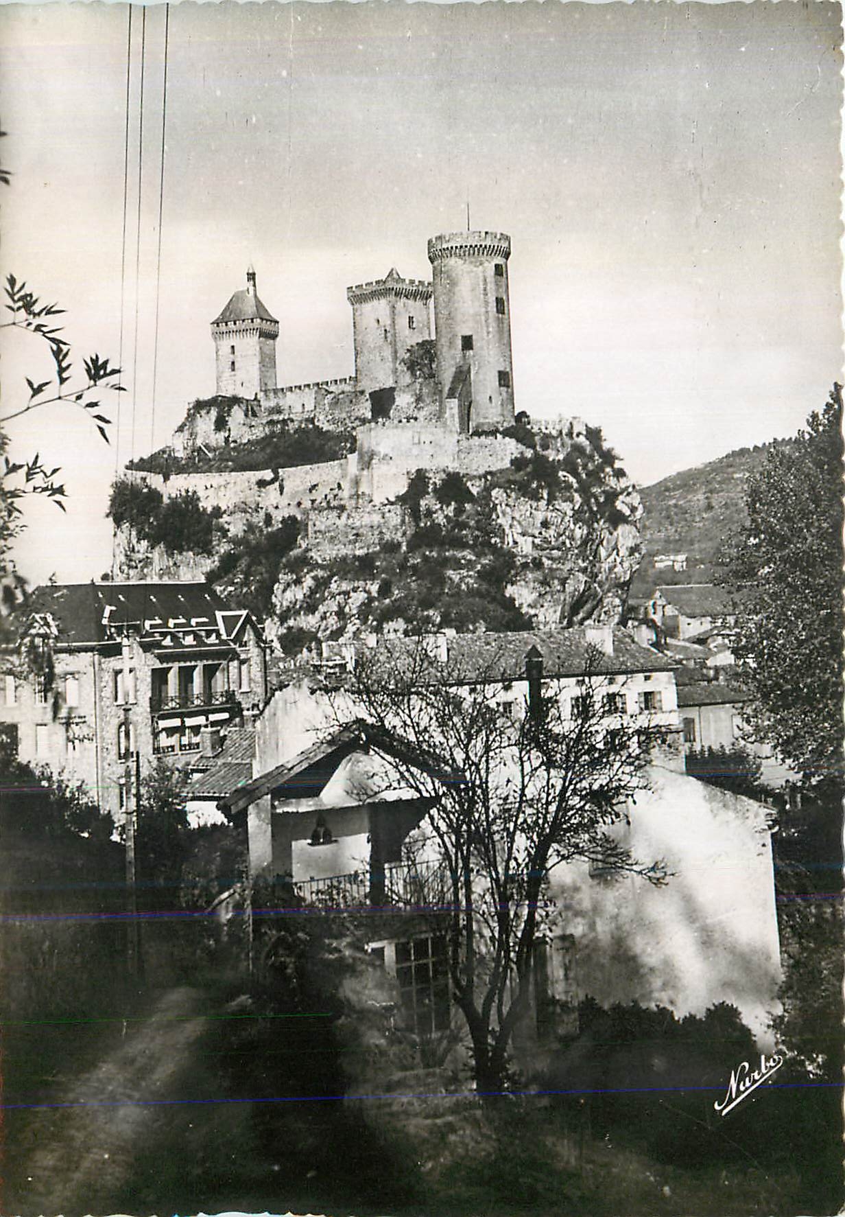 CPM Foix Ariege Les Tours du Chateau A Gauche l'Hotel de la Barbacane