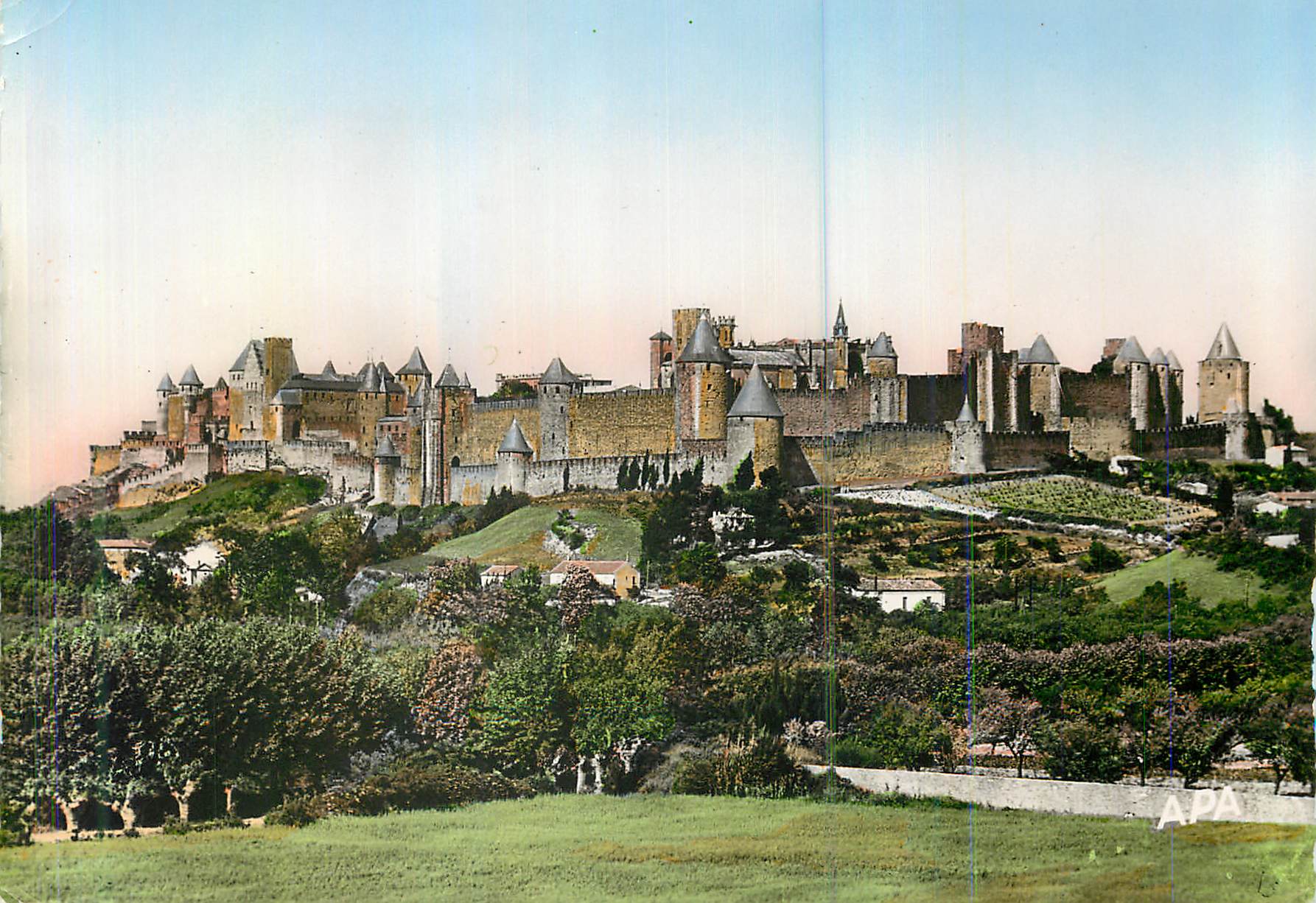 CPM Carcassonne (Aude) La Cite vue de l'Aude