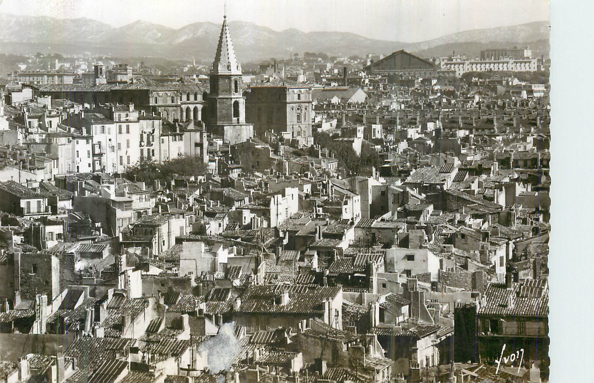 Marseille (B.-du-R.) — Vue générale sur les vieux quartiers et le clocher des Accoules — Éditions d'Art 'YVON', Paris