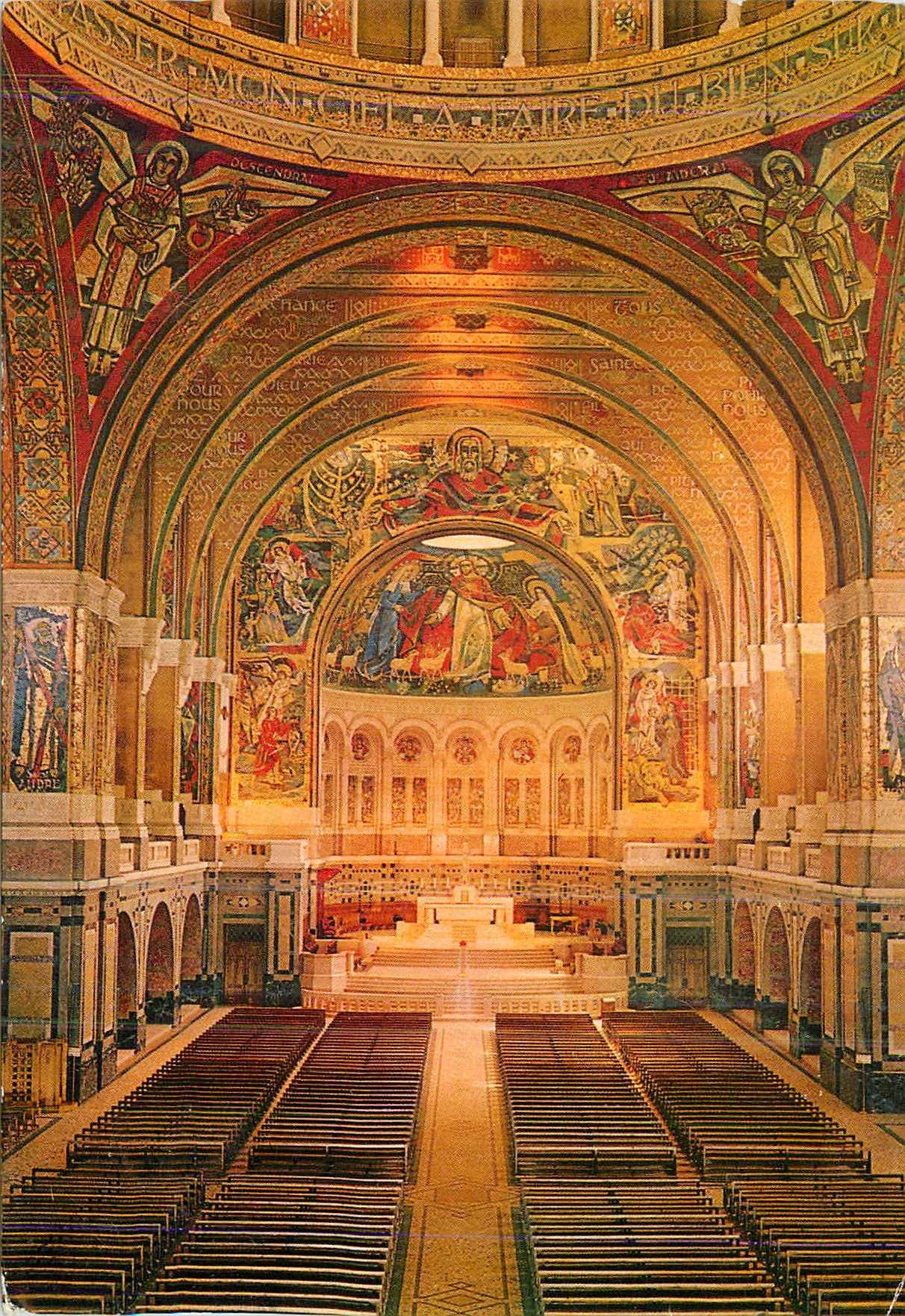 CPA Lisieux (Calvados) Basilique Ste Therese de Lisieux Interieur