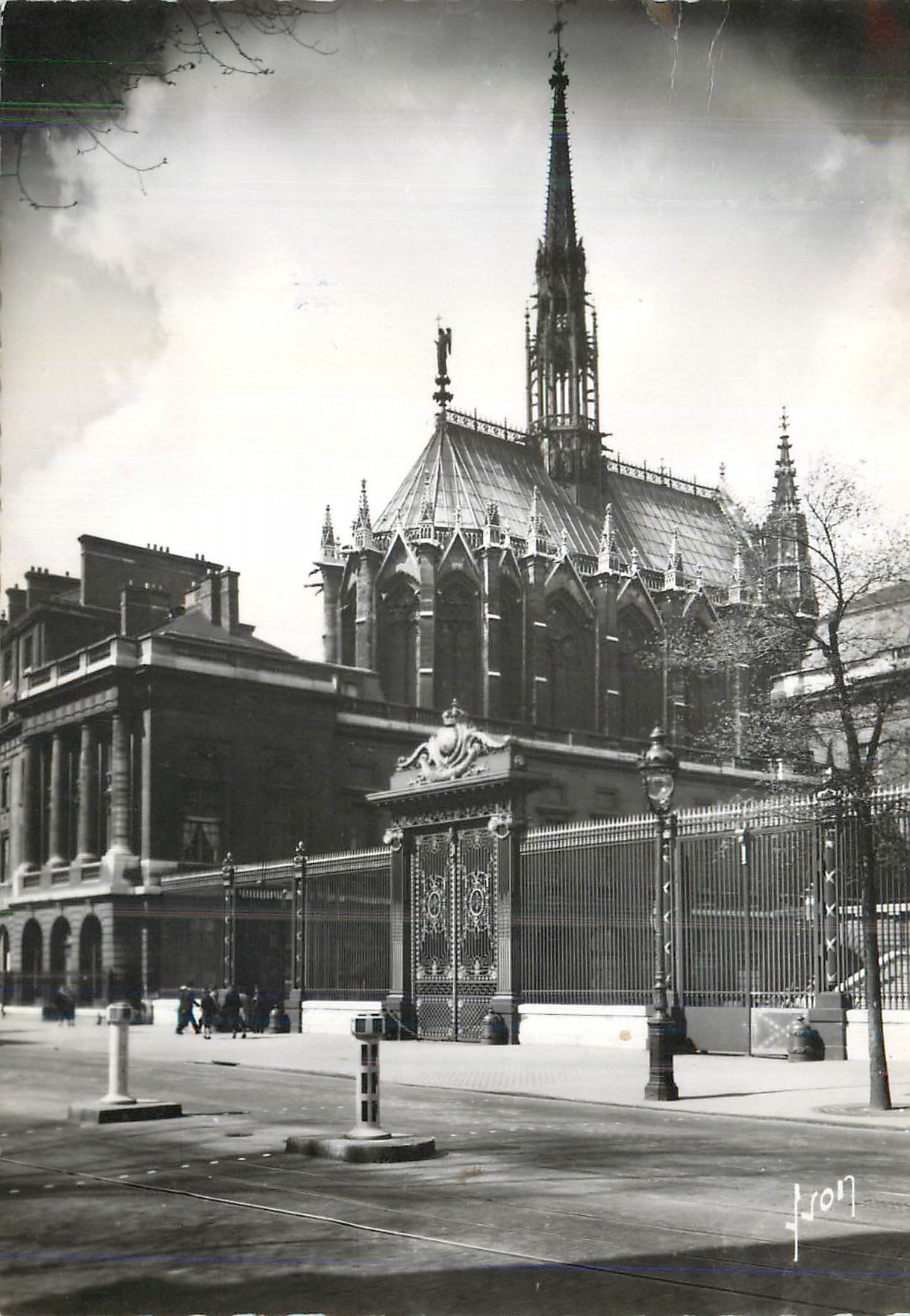 CPA Paris en Flanant La Sainte Chapelle et la Grille du Palais de Justice