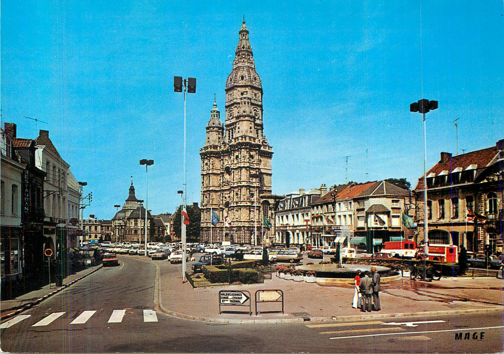 CPM Saint Amand les Eaux (Nord) La Grand Place avec la Tour de l'Ancienne Abbaye et le Prieure