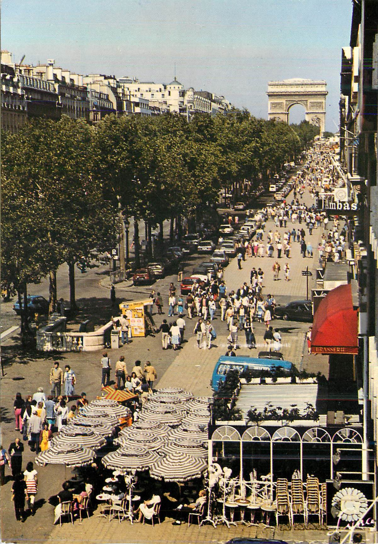 CPM Paris L'Avenue des Champs Elysees au Fond L'Arc de Triomphe