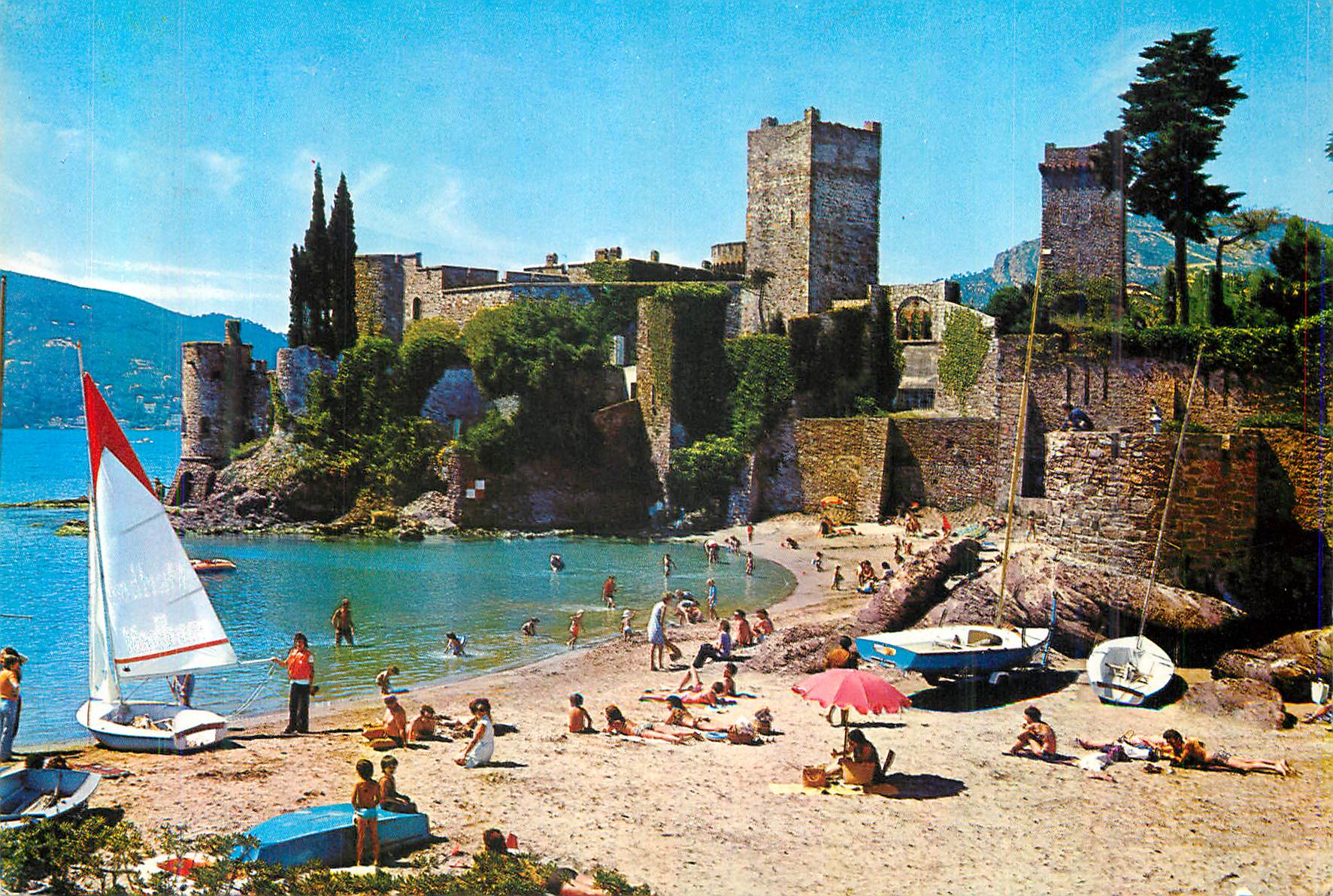 CPM La Napoule Cote d'Azur La Plage et le Chateau