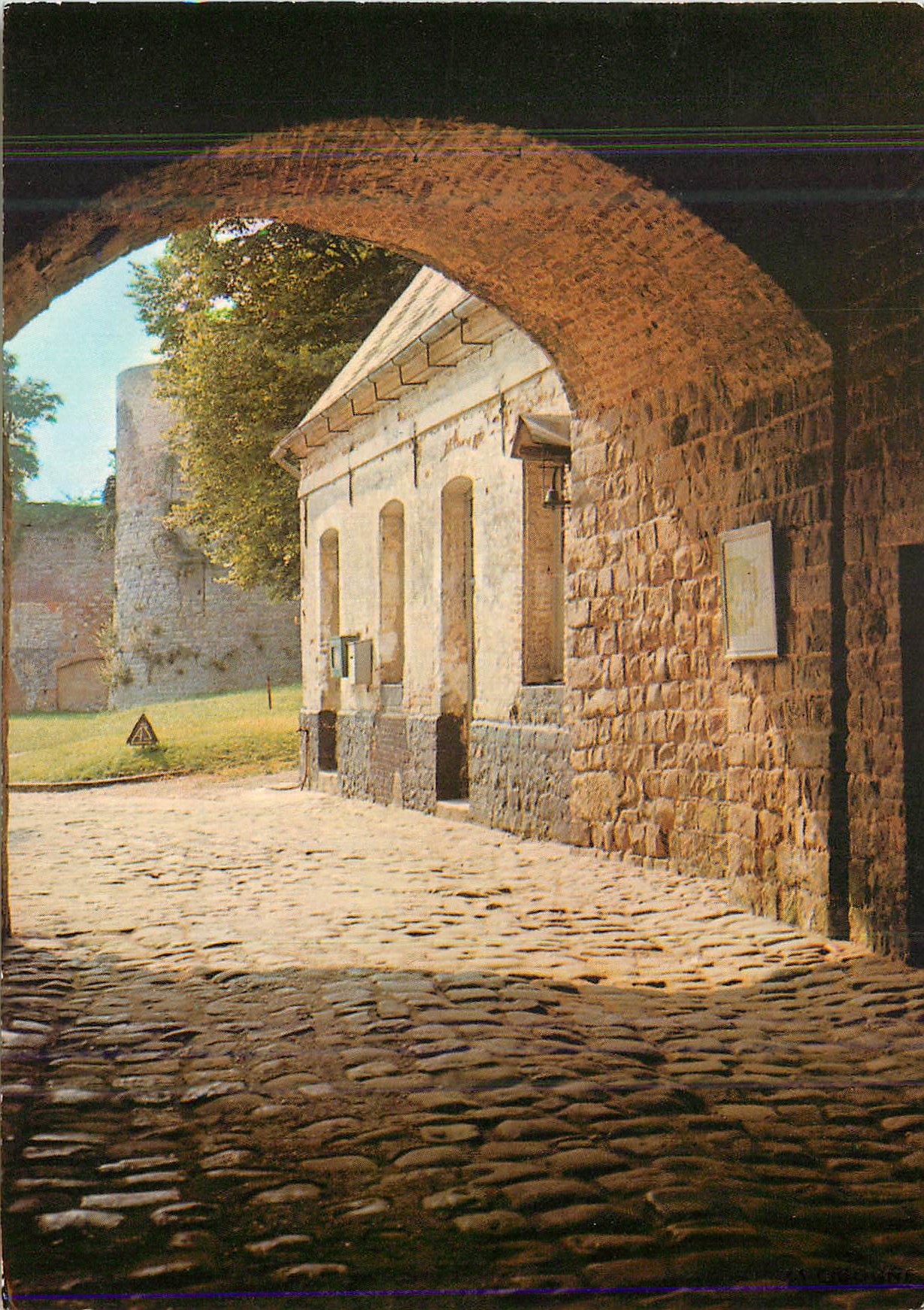 CPM Montreuil sur Mer l'Entree du Chateau