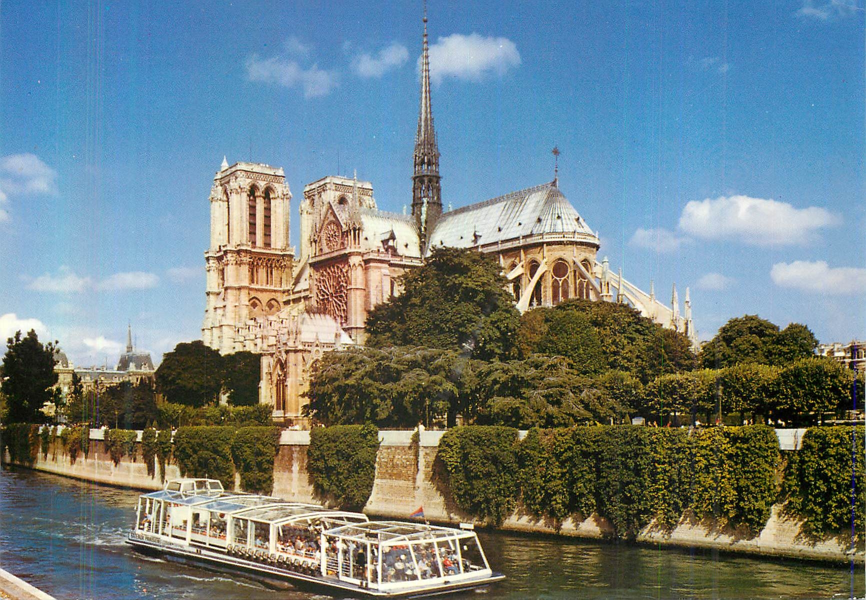 CPM Paris la Cathedrale Notre Dame et la Seine