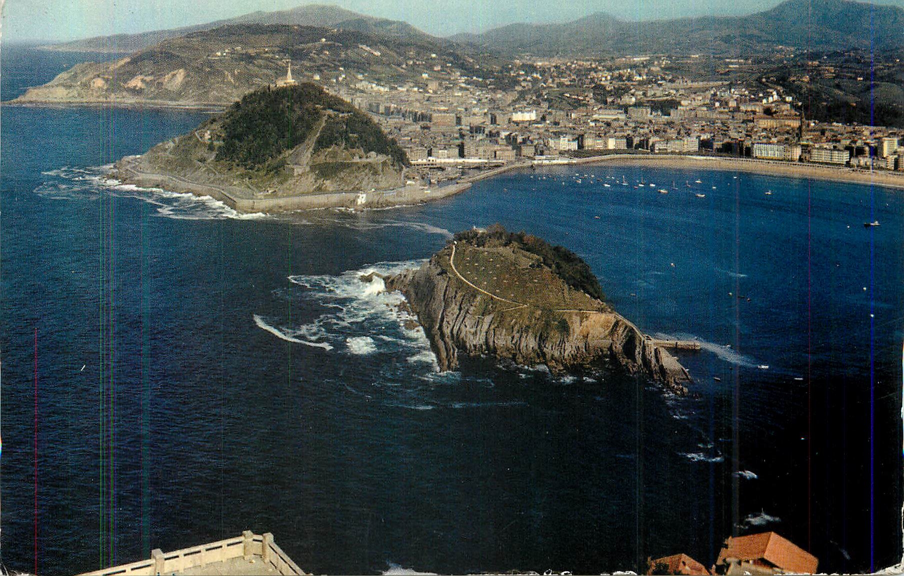 CPM San Sebastian Ile de Sta Clara et Vue Partielle du Mont Igueldo