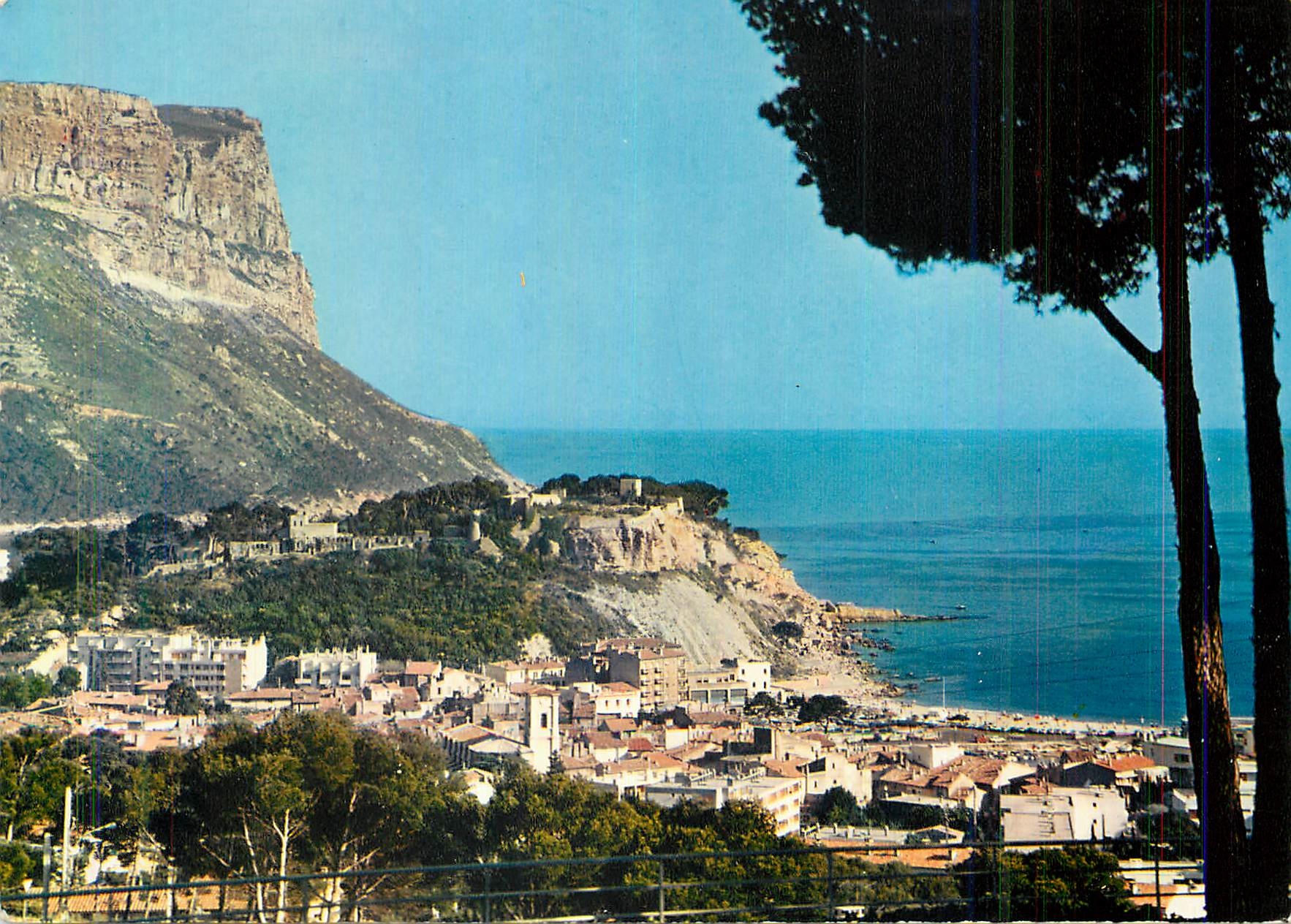 CPM Cassis (Bouches du Rhone) le Vieux Chateau et le Cap Canaille