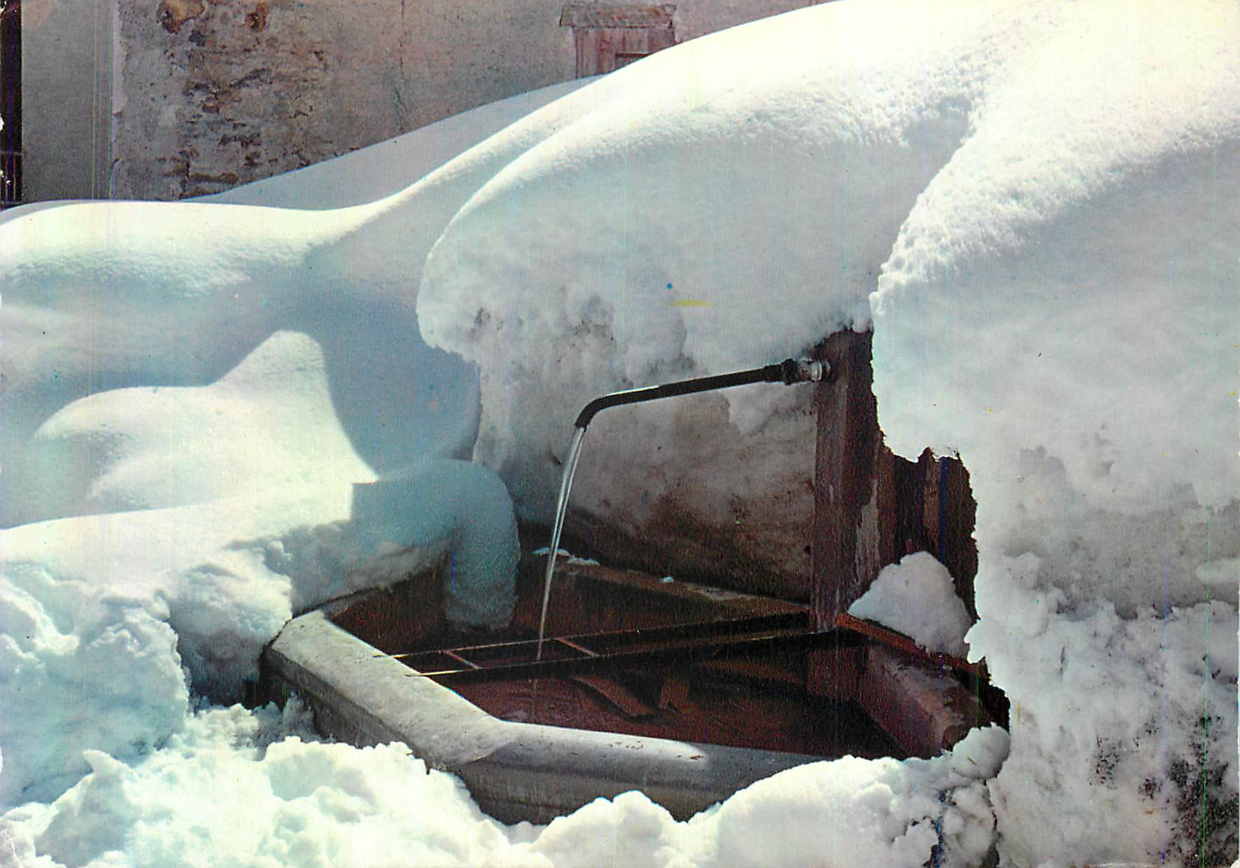 CPM l'Hiver dans nos Montagnes Vieille Fontaine dans la Neige - Recto