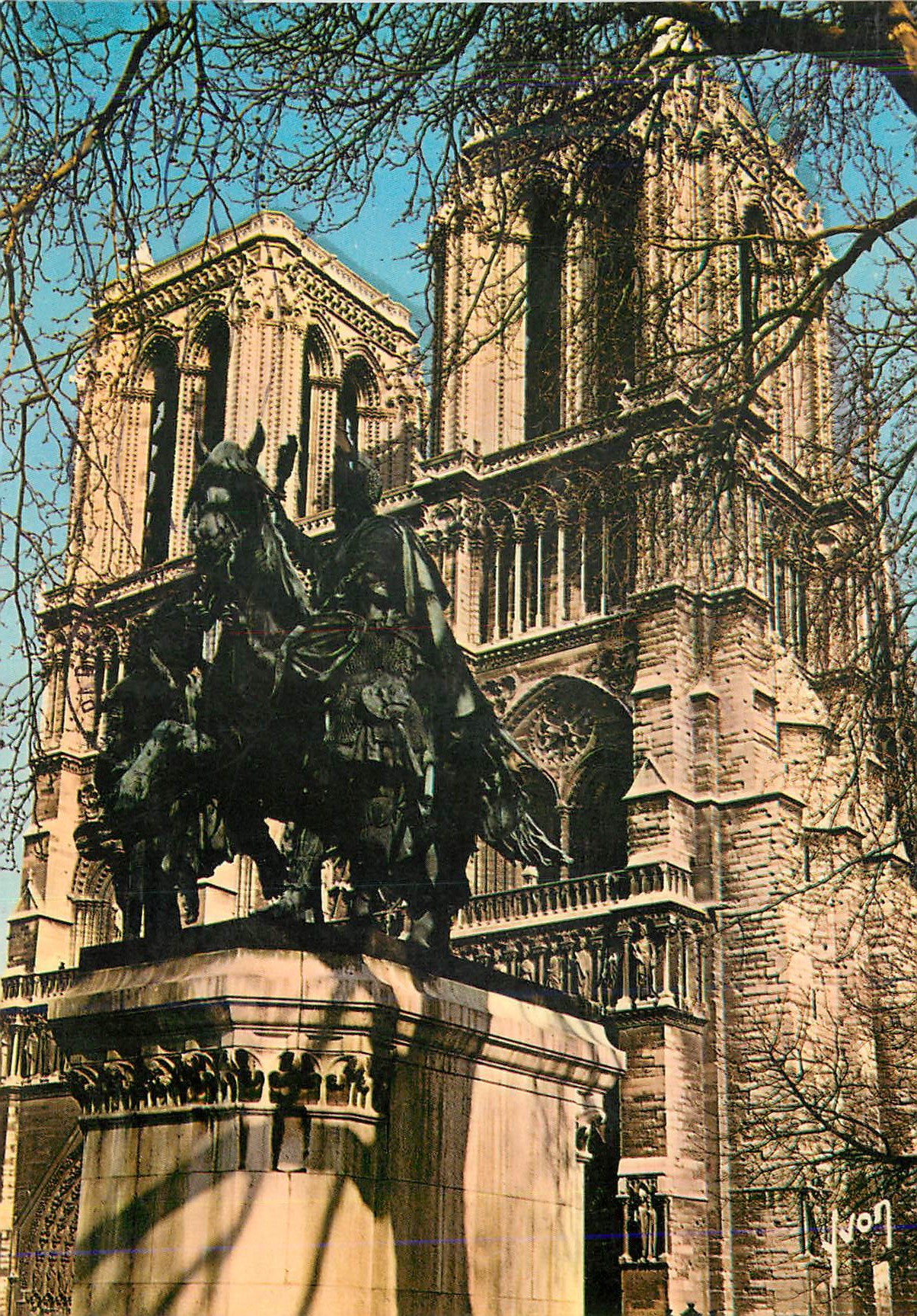 CPM Paris Notre Dame et Statue de Charlemagne (Rochet Freres Sculpteurs)