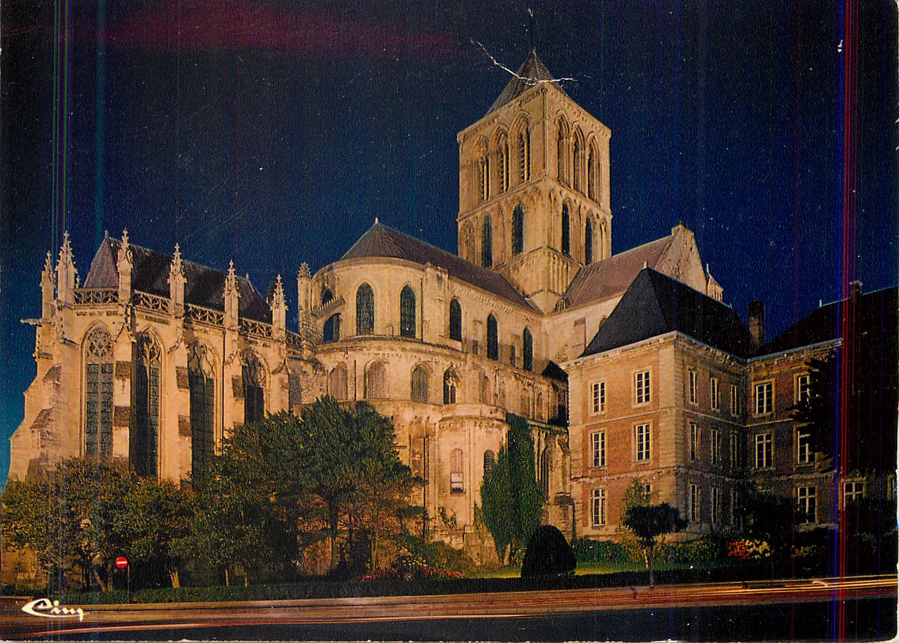 CPM Fecamp (Seine Mar) Eglise de la Trinite Illuminee Ancienne Abbatiale (fin du XIIe XIVe S)