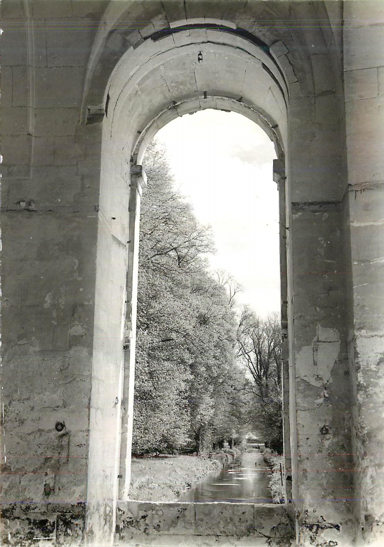 Abbaye Notre-Dame du Bec — Le Bec vu par une fenêtre de l'Ancien Refectoire — Cliché R. Faugon - Brionne