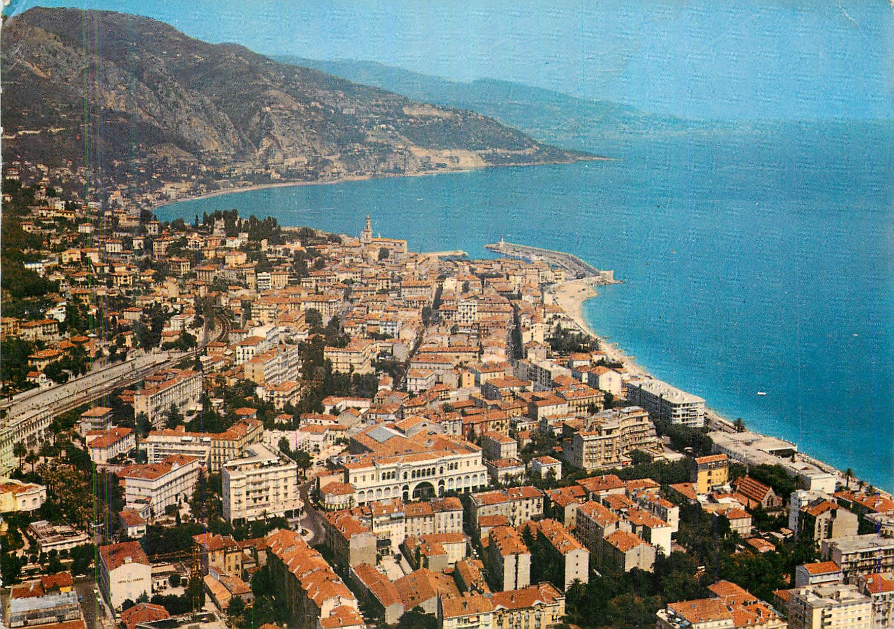 CPM Menton (A M) Les Sites Merveilleux de la Cote d'Azur Vue Aerienne sur la Ville La Fontaine et la Cote Italienne