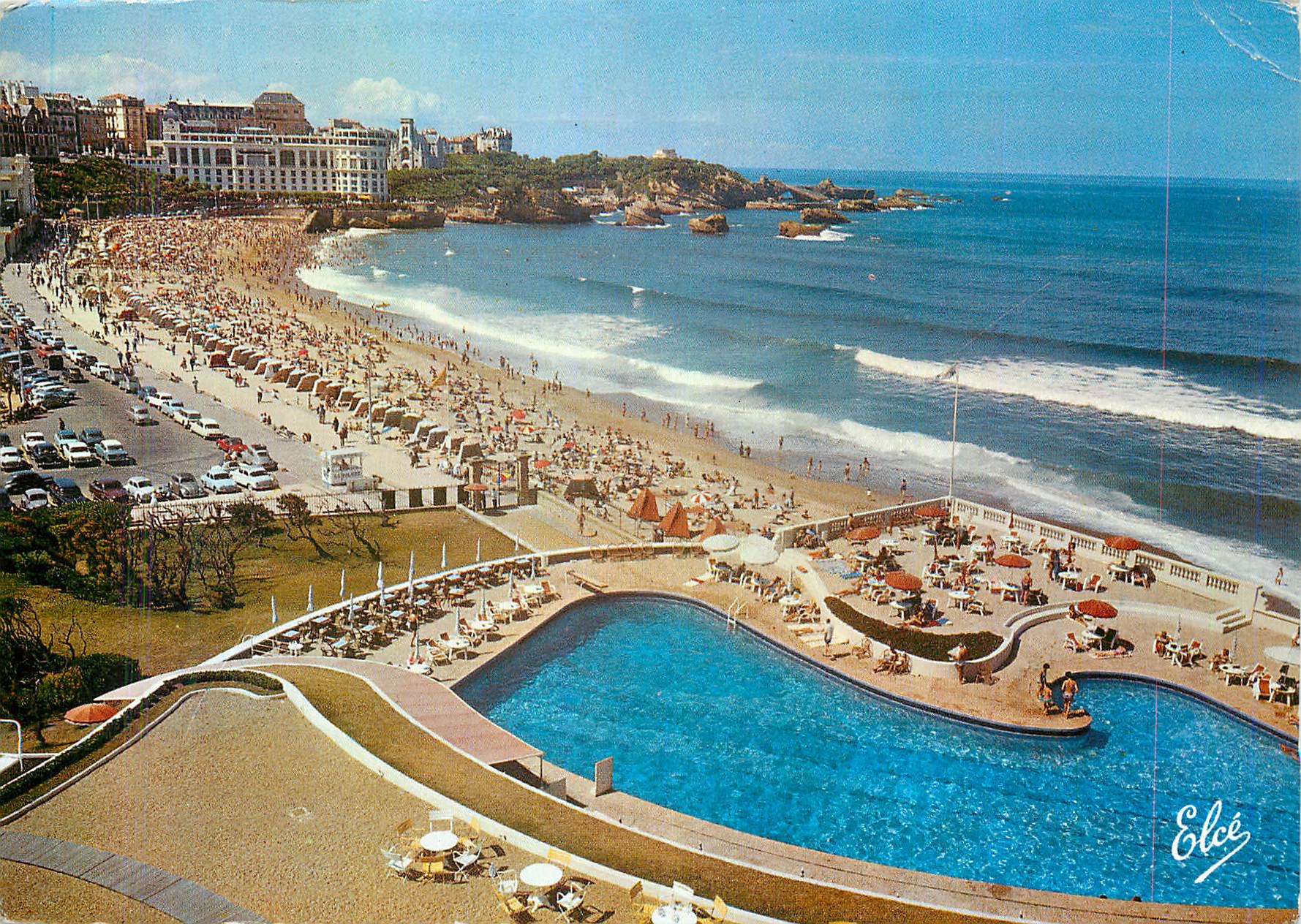 CPM Biarritz (Basses Pyrenees) La Grande Plage au premier Plan La Piscine de l'Hotel du Palais