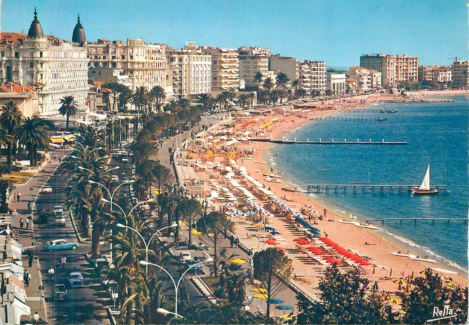 CPM Cannes (A M) La Cote d'Azur La PLage de la Croisette Le Carlton Le Miramar et le Martinez