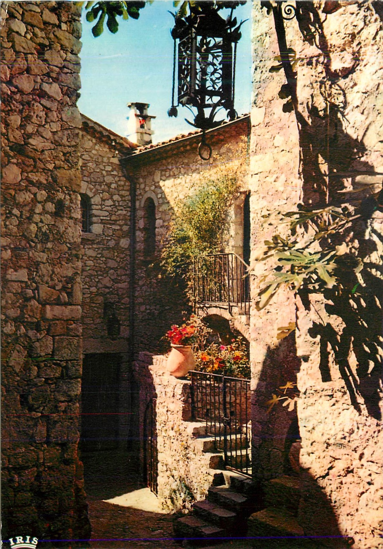 CPM Reflets de la Cote d'Azur Rue Typique d'un Vieux Village Provencal