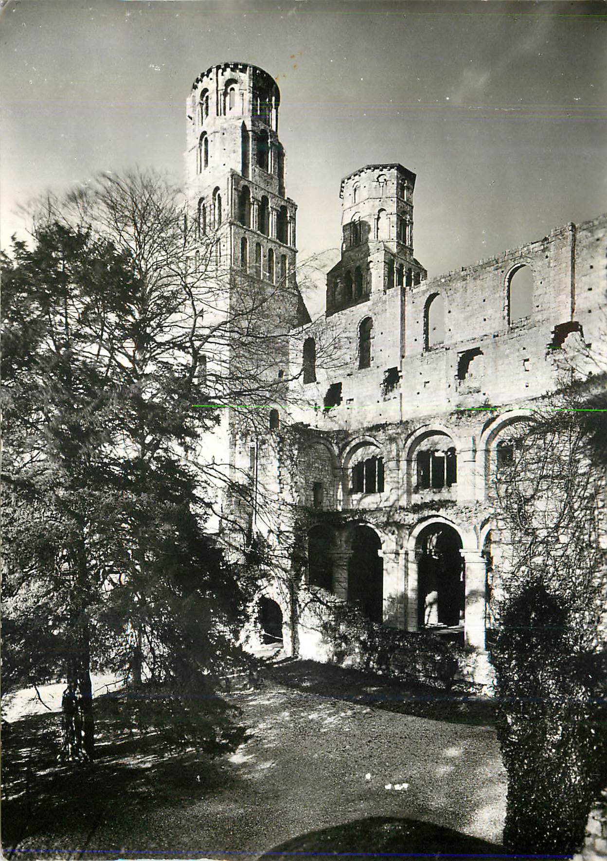 CPM Jumieges (S Mme) Ruines de l'Abbaye l'Eglise Notre Dame (XIe s) Vue du Sud Est