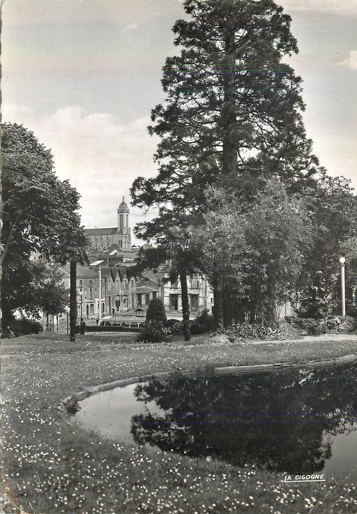 CPM Cholet (Maine et Loire) Eglise Saint Pierre vue du Jardin