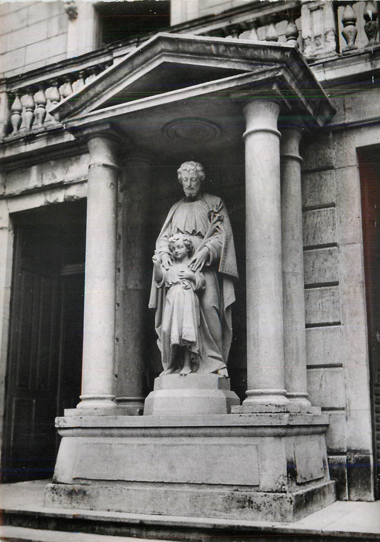 Statue de saint Joseph avec l'Enfant Jésus — école des Petits Clercs de Saint-Joseph — ALLEX (Drôme)
