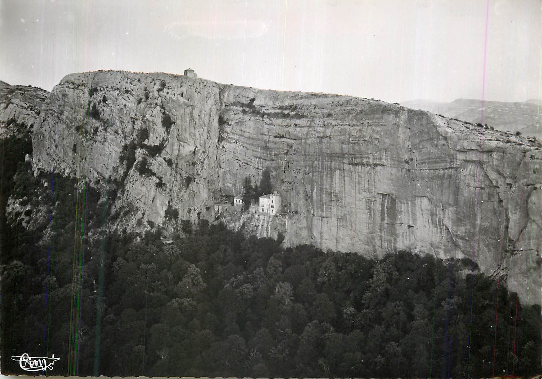 La Ste-Baume - Plan-d'Aups (Var) — Vue aérienne sur la Grotte et Chapelle du St-Pilon — J. Combier
