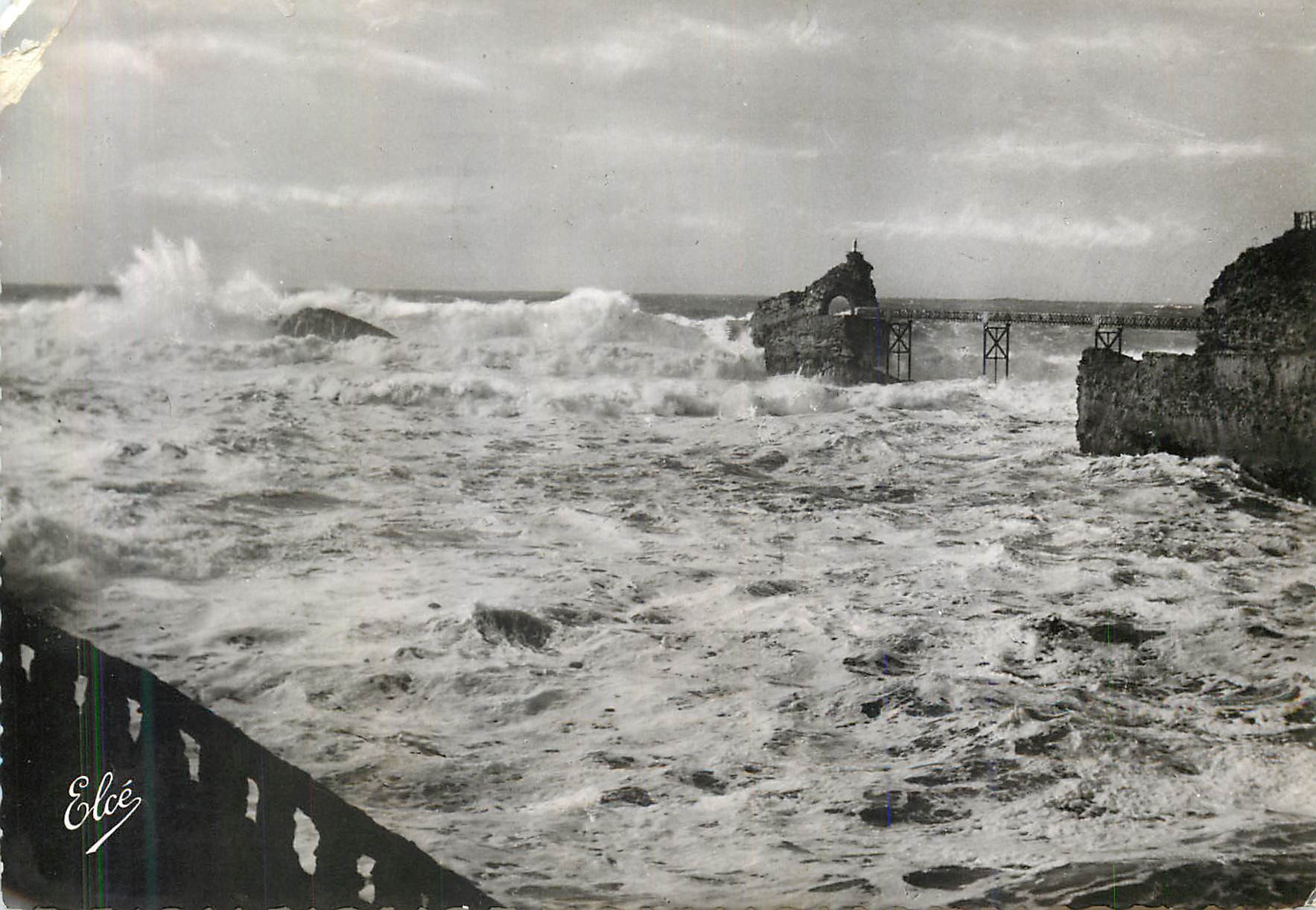 CPM Biarritz Basses Pyrenees Tempete au Rocher de la Vierge