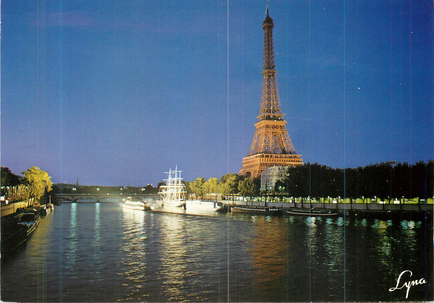 CPM Paris la Nuit la Tour Eiffel et la Seine
