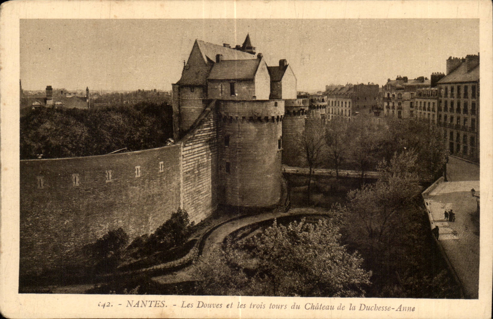 Nantes CPA Les douves et les trois tours du chateau de la Duchesse anne