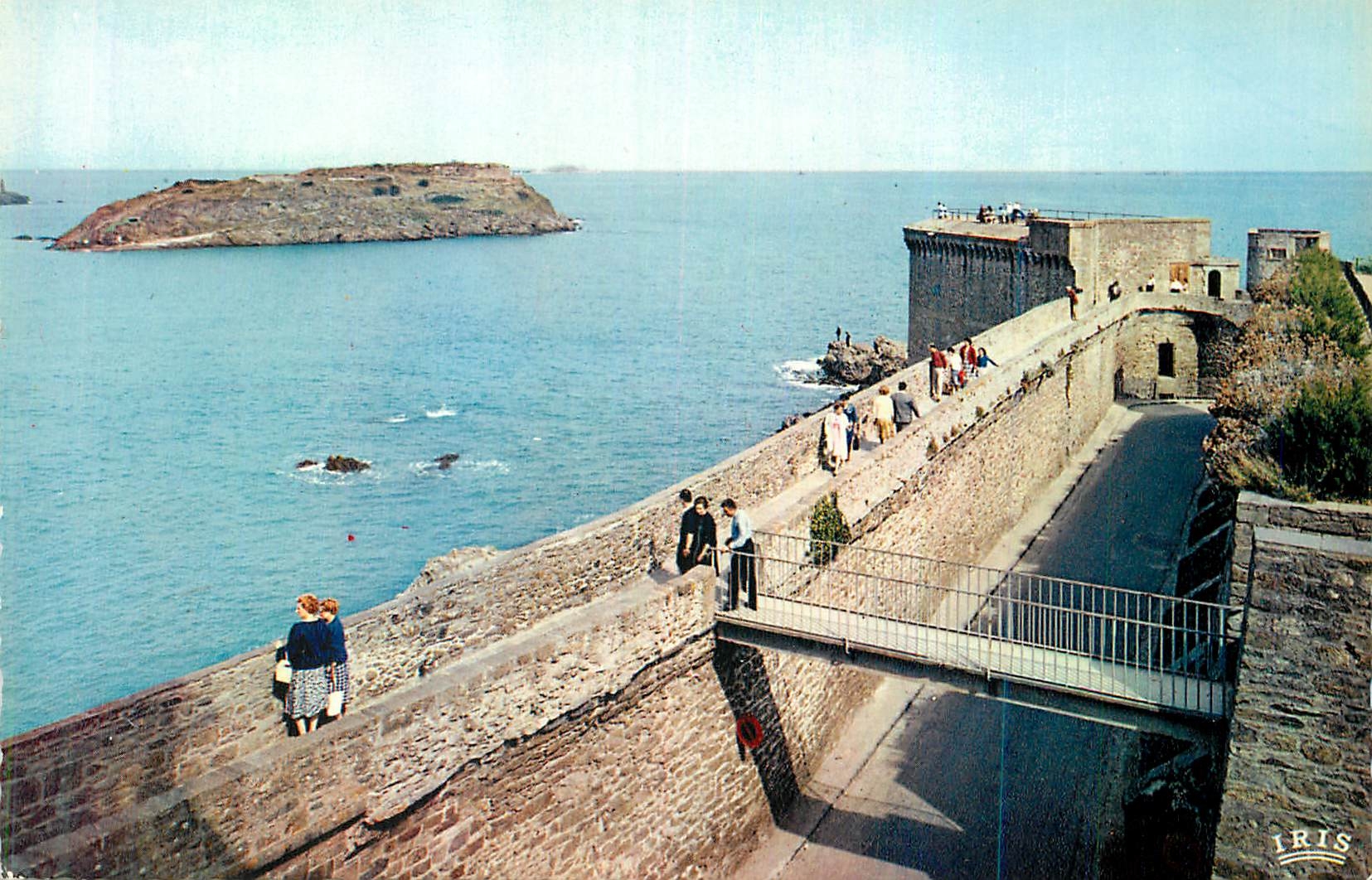 Saint-Malo - Vue sur les Remparts — éditeur LUMICAP, n° 1115