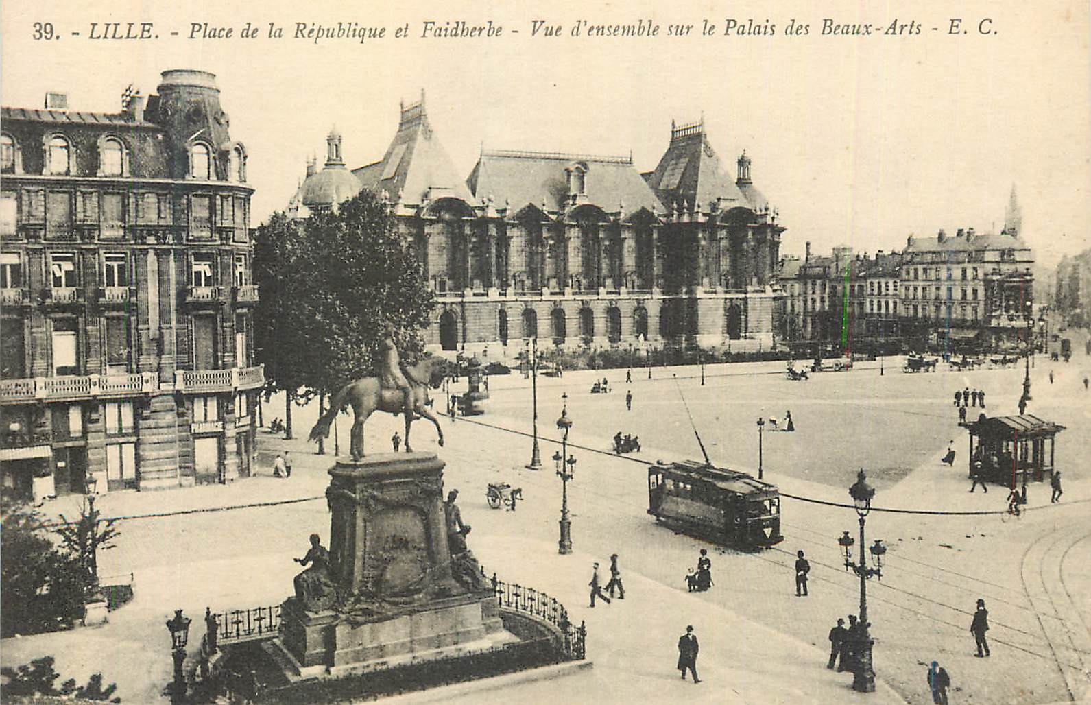 CPA Lille Place de la Republique et Faidherbe Vue d'ensemble sur le palais des Beaux Arts Tramway