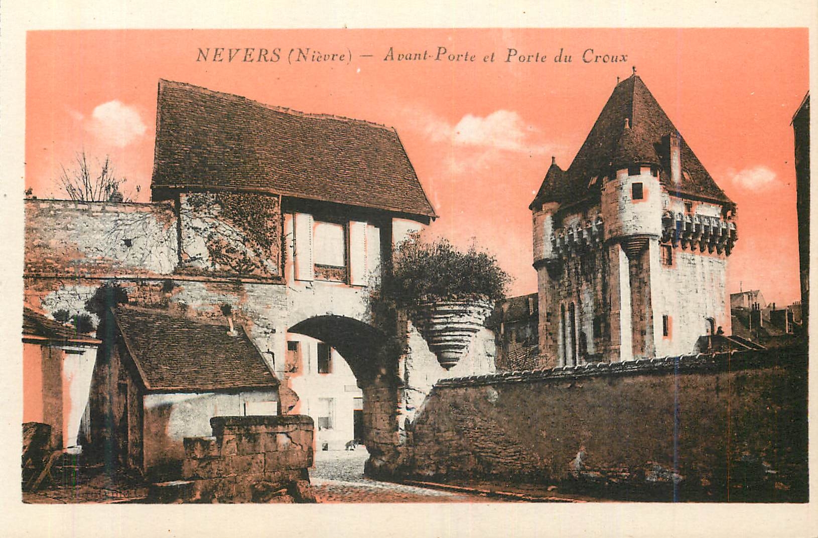 CPA Nevers (Nievre) Avant Porte et Porte du Croux