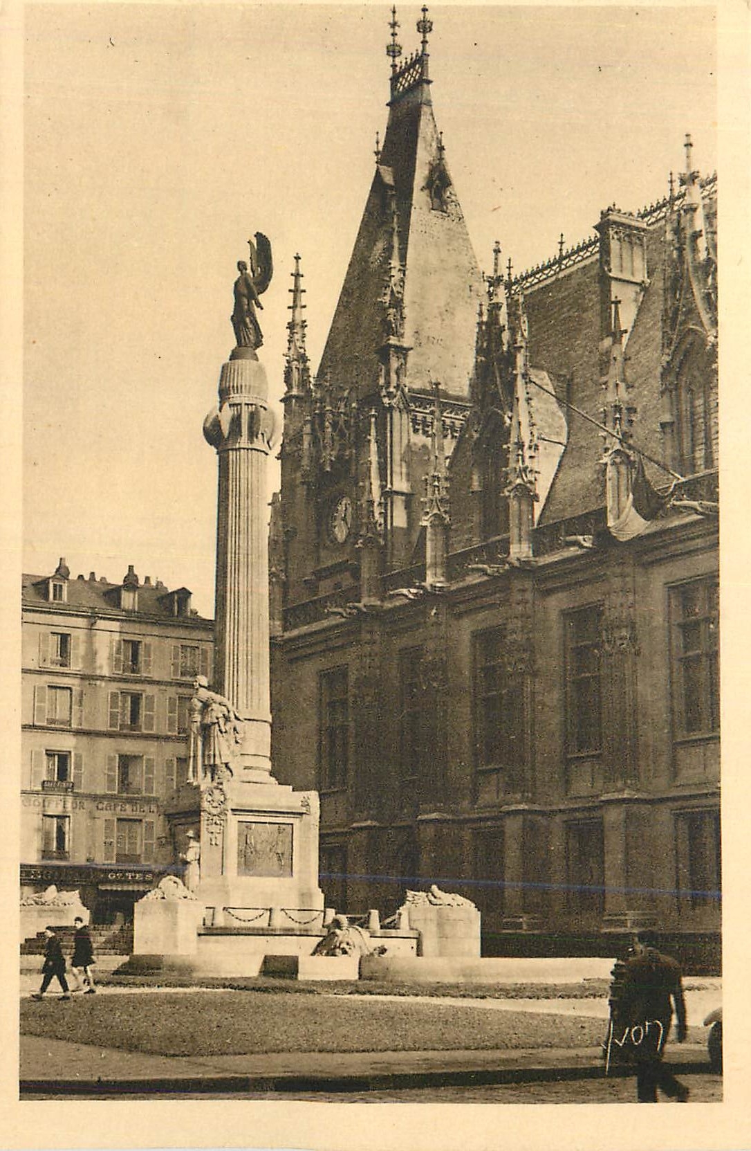 CPA Rouen (Seine Inferieure) le Monument aux Morts la Douce France