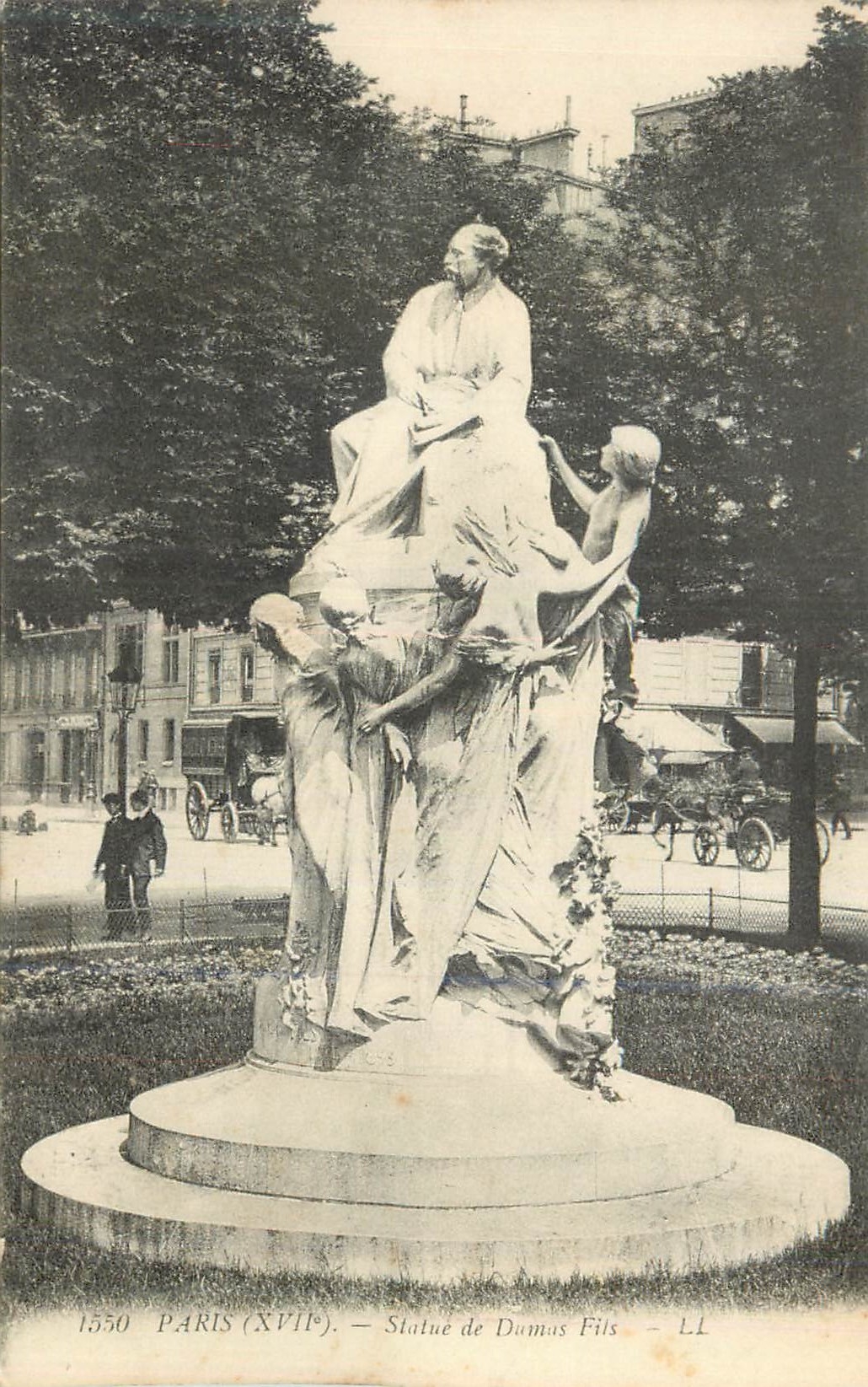 CPA Paris (XVIIe) Statue de Dumas Fils