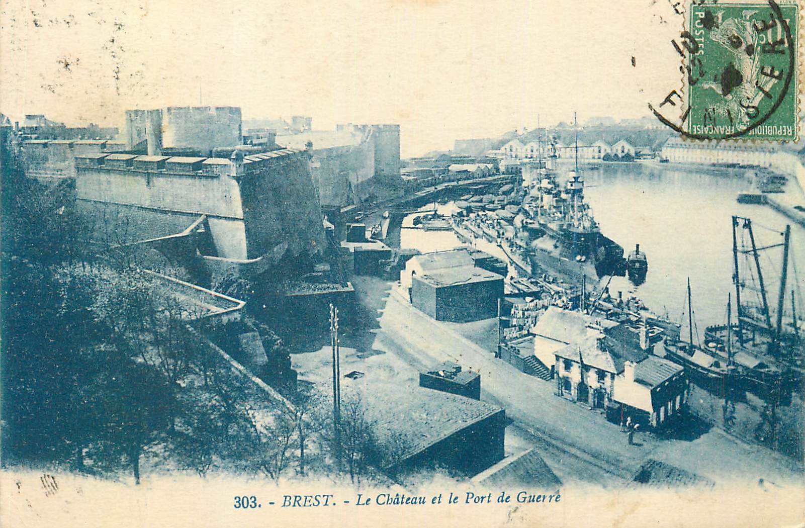CPA Brest le Chateau et le Port de Guerre Bateaux