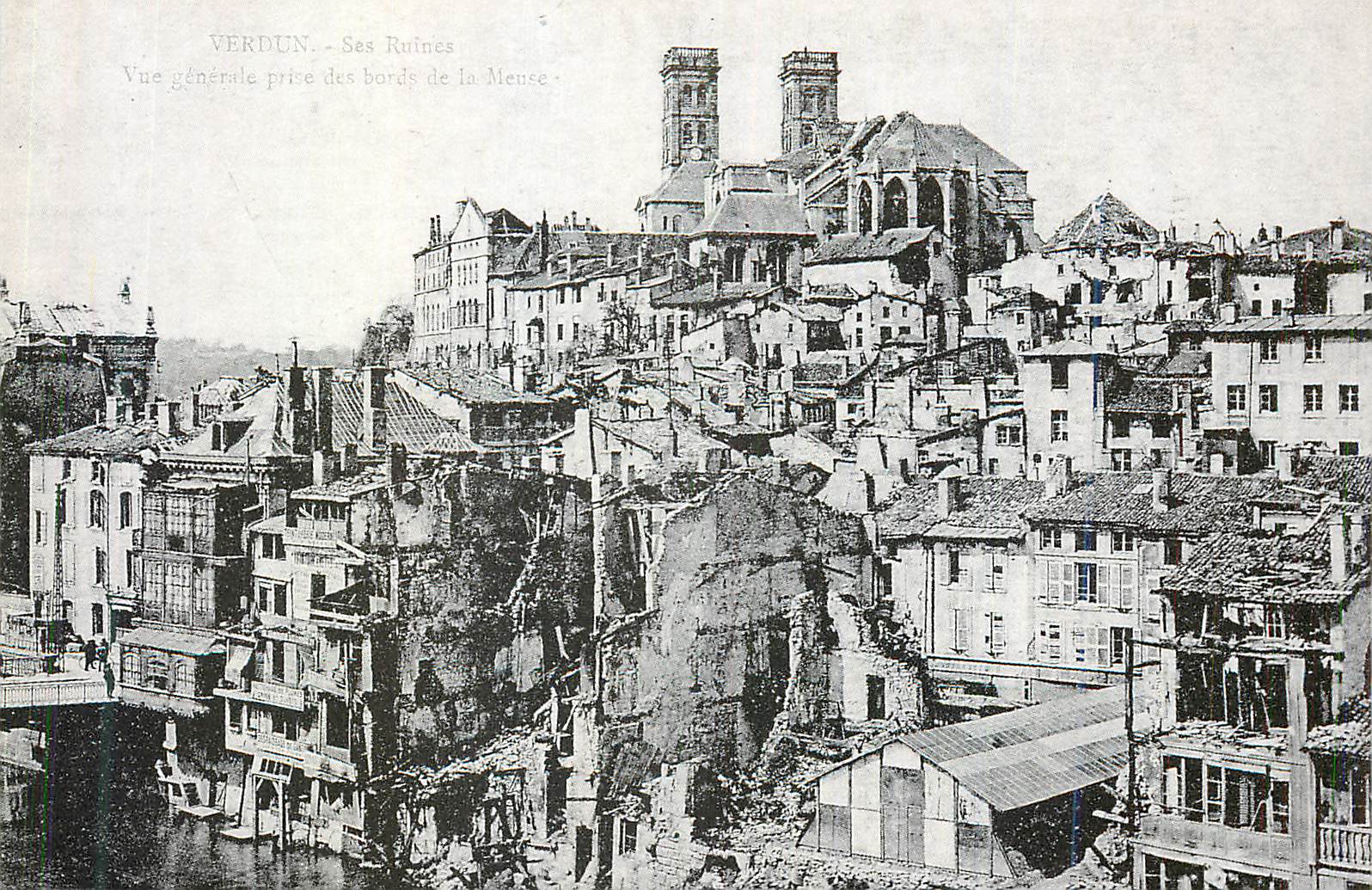 Verdun — Ses Ruines — Vue générale prise des bords de la Mense — Éditeur : Service S.A. Genève