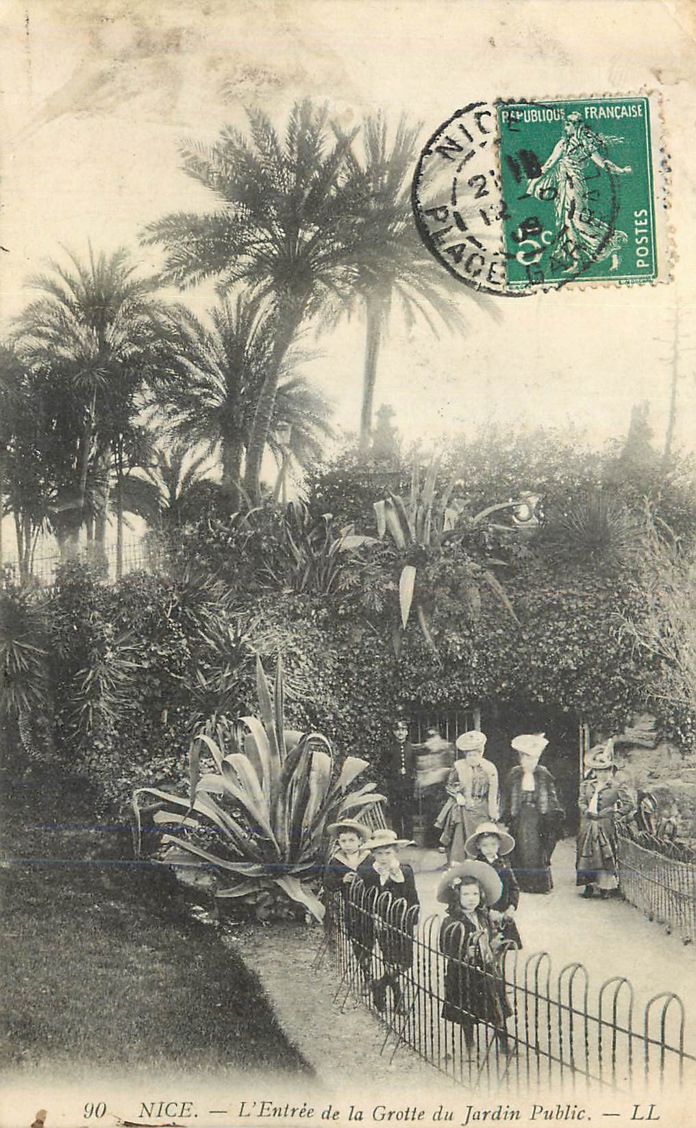 CPA Nice l'Entree de la Grotte du Jardin Public Enfants