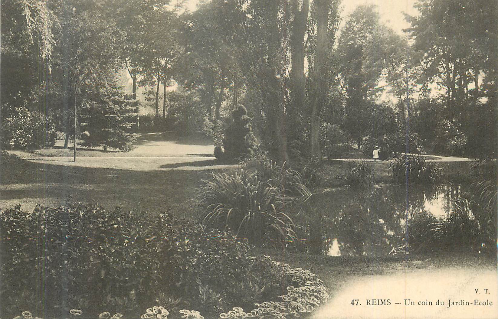 CPA Reims un Coin du Jardin Ecole