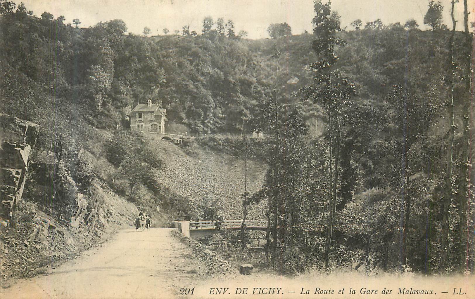 CPA Env de Vichy La Route et La Gare des Malavaux