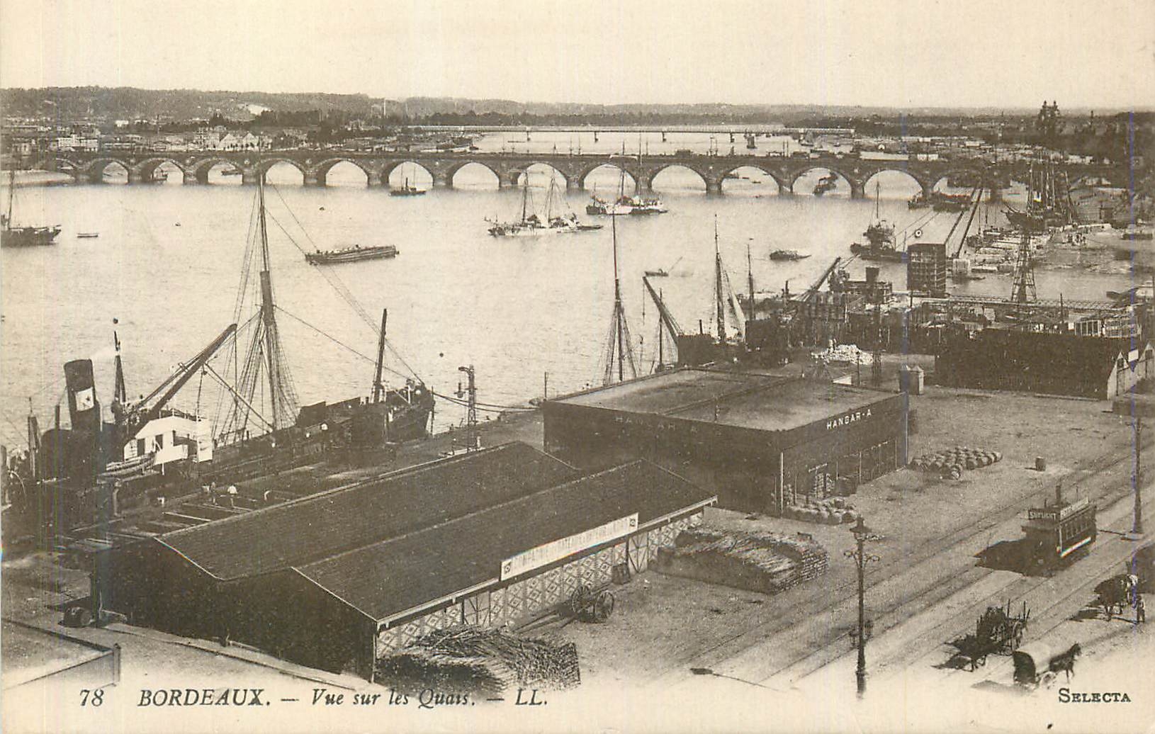CPA Bordeaux Vue sur les Quais Bateaux