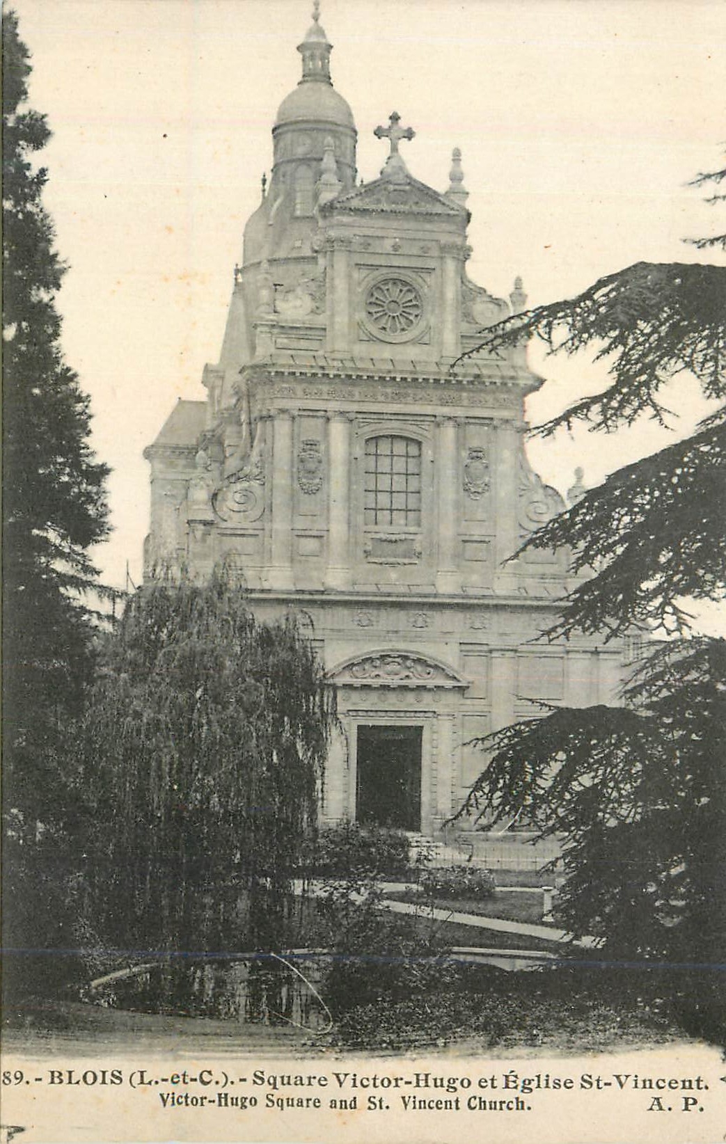 CPA Blois (L et C) Square Victor Hugo et Eglise St Vincent