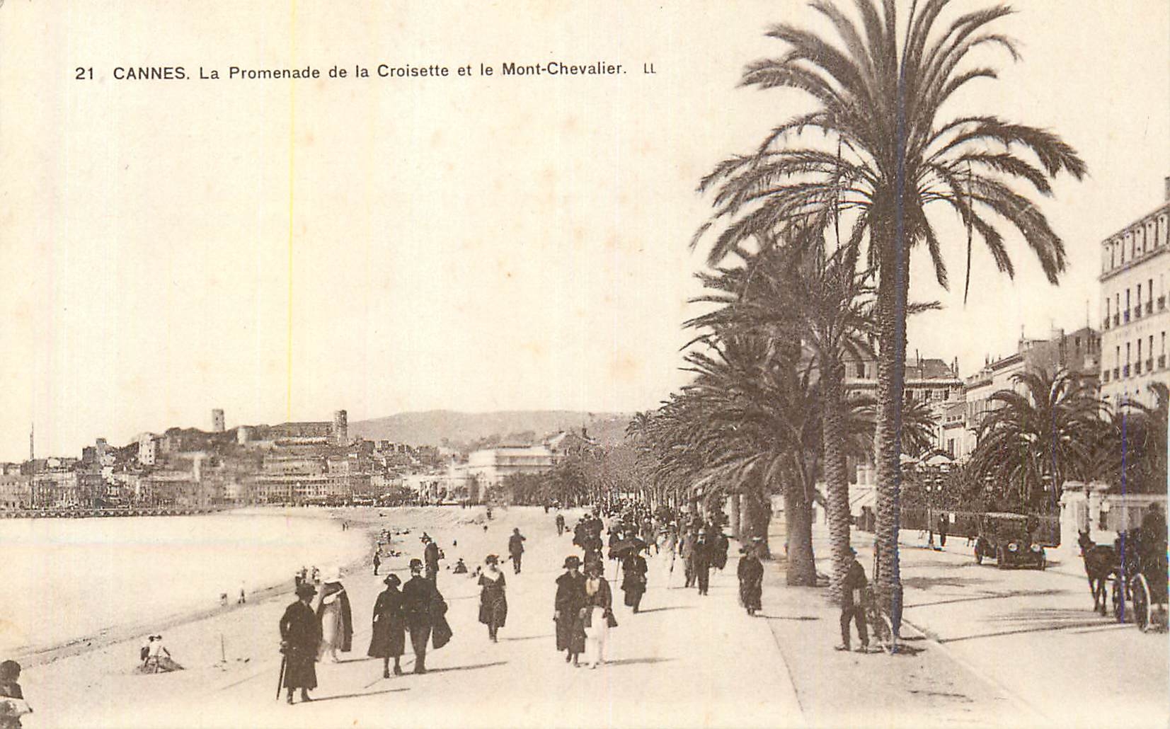 CPA Cannes La Promenade de la Croisette et le Mont Chevalier