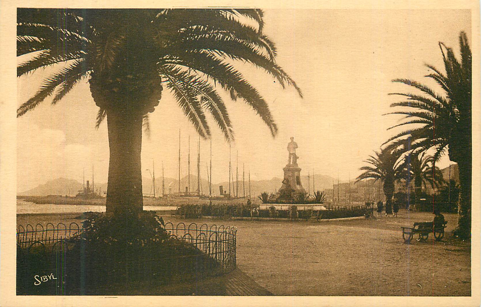CPA Cannes du Boulevard de la Croisette au Massif de L'Esterel