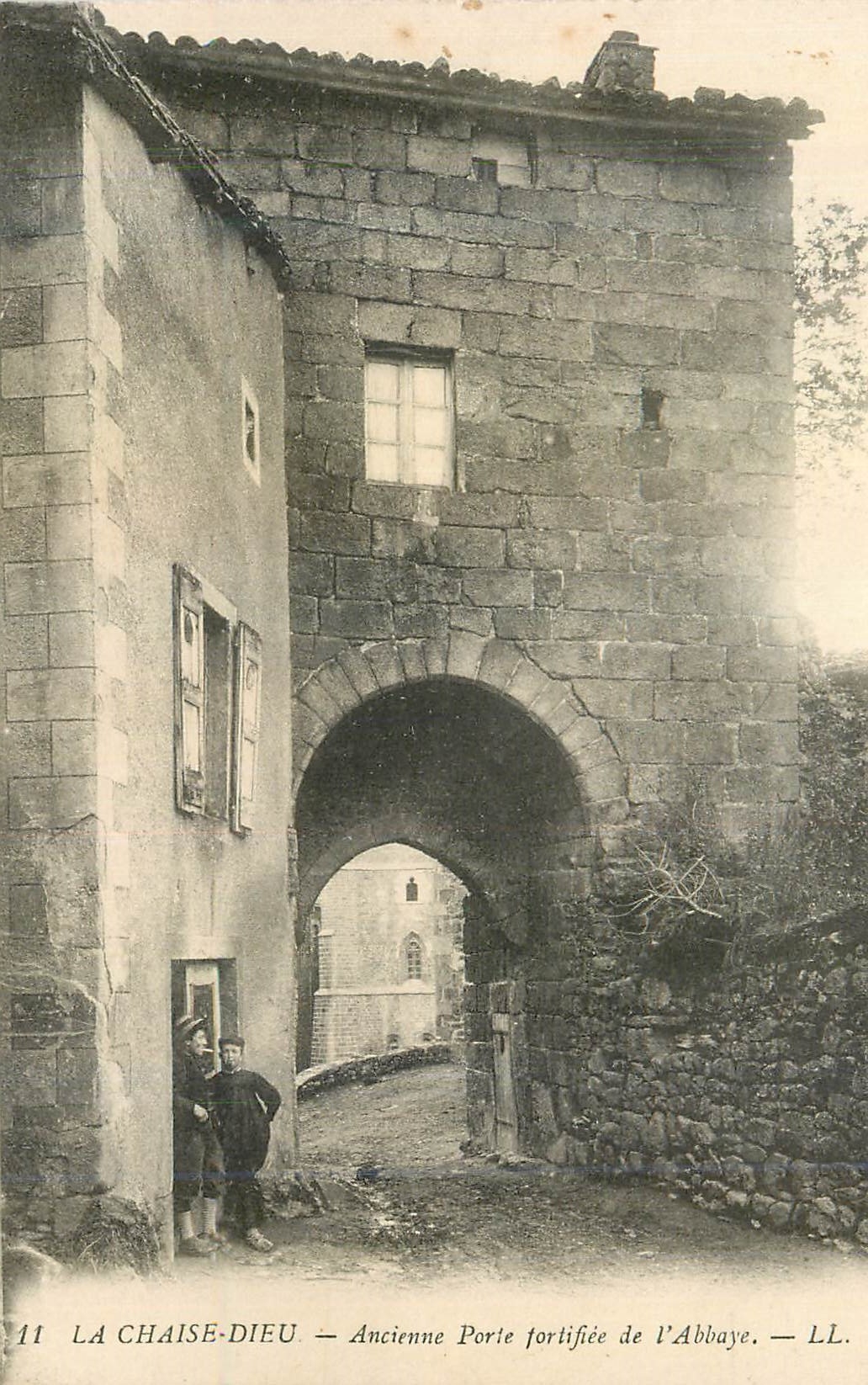 La Chaise-Dieu — Ancienne Porte fortifiée de l'Abbaye — LL. n°11