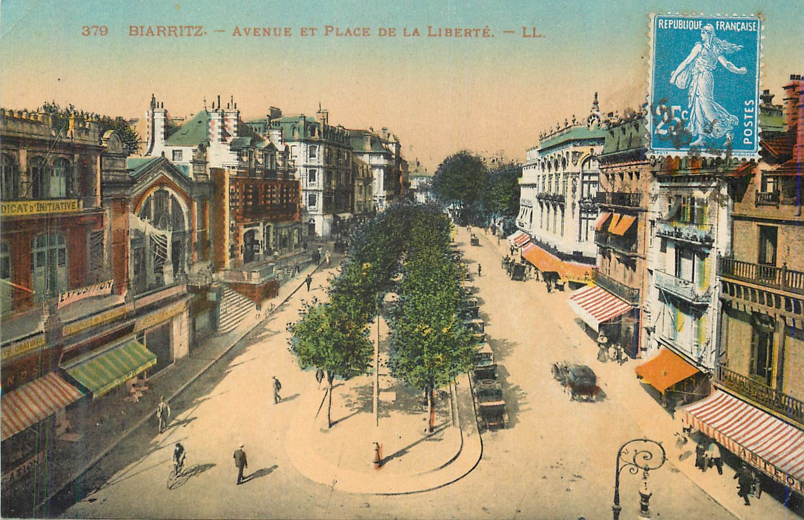 CPA Biarritz Avenue et Place de la Liberte Syndicat d'initiative