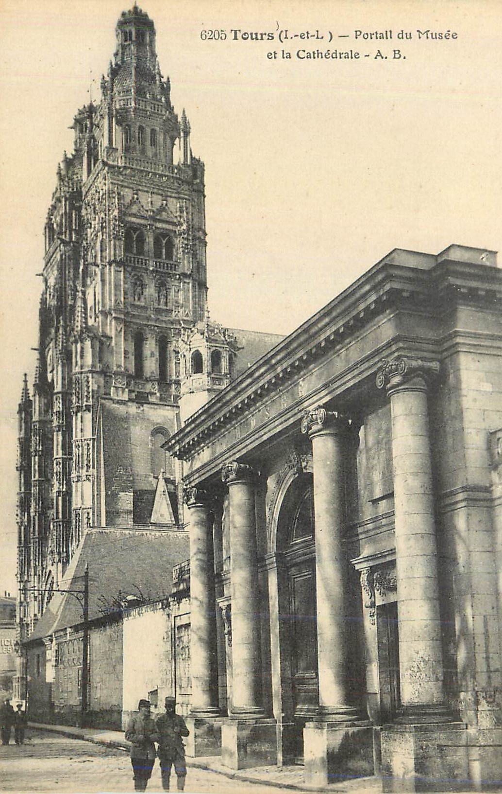 CPA Tours (I et L) Portail du Musee et la Cathedrale