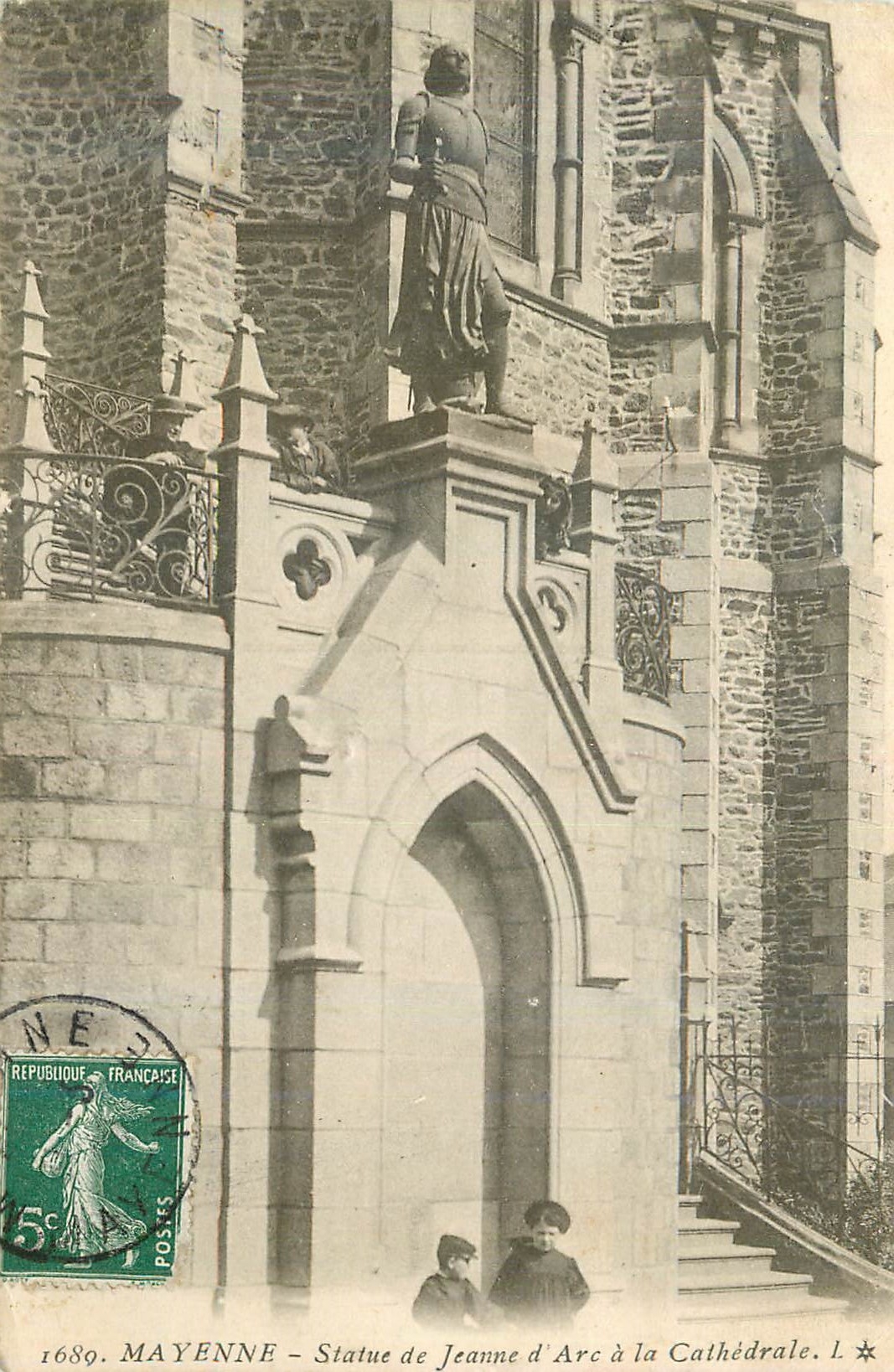 CPA Mayenne Statue de Jeanne d'Arc a la Cathedrale