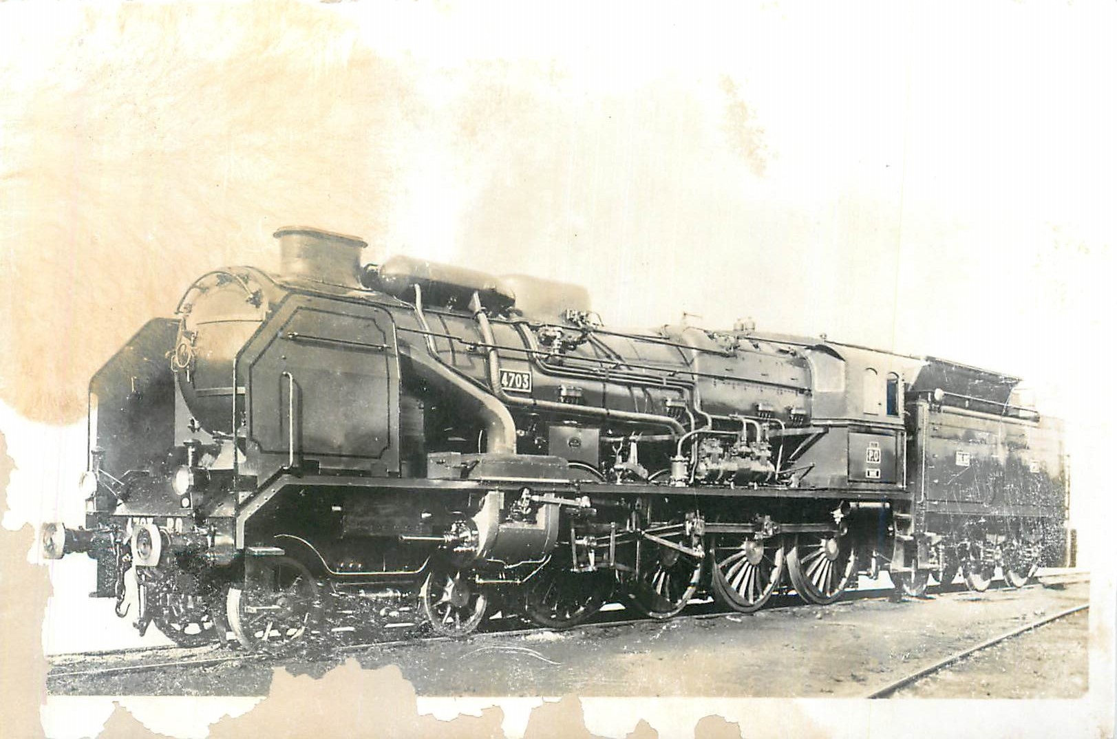 CPA Les Locomotives Francaises Chemins de Fer du P O et Midi Machine 4703 Train