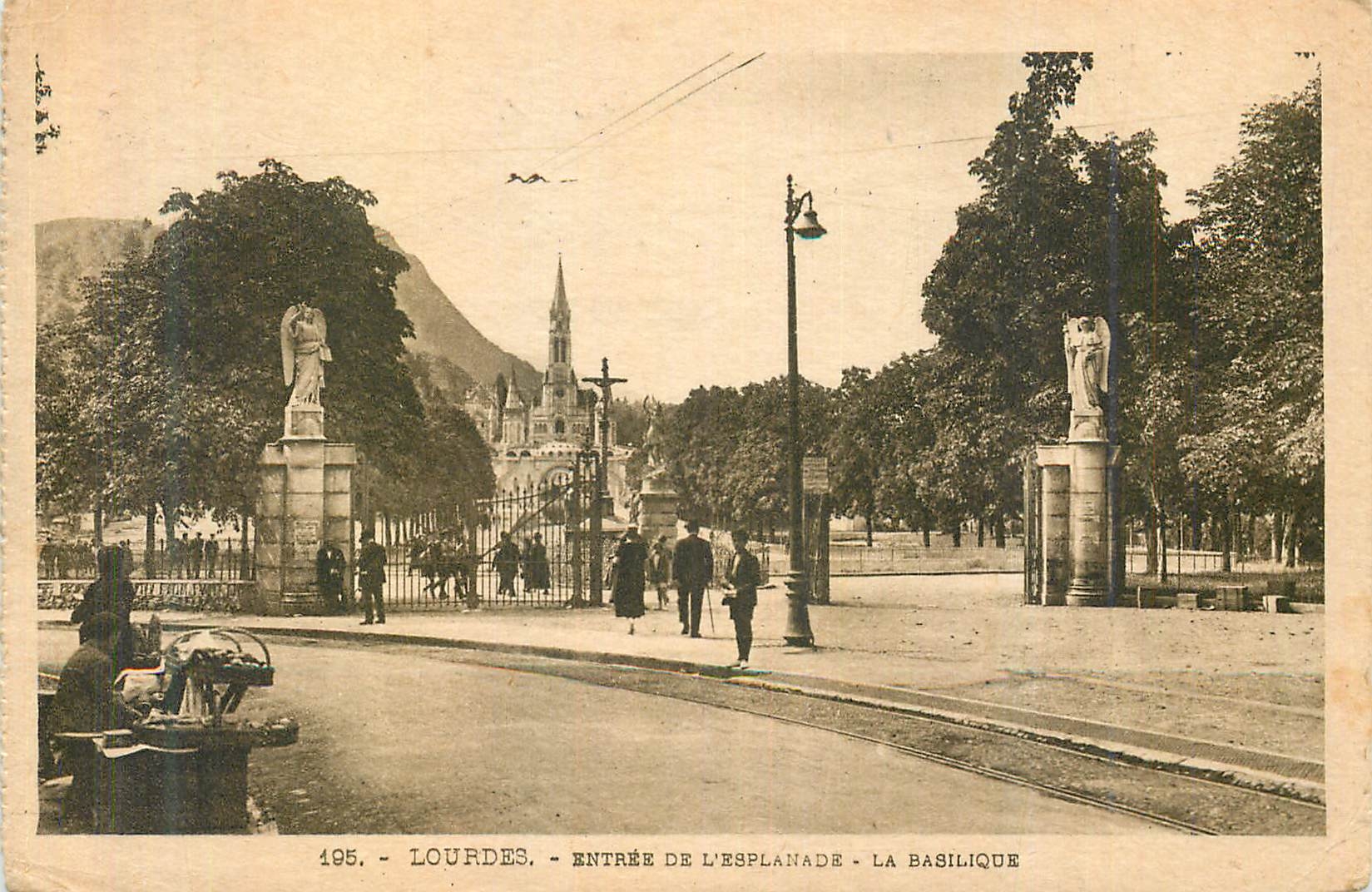 CPA Lourdes Entree de l'Esplanade la Basilique