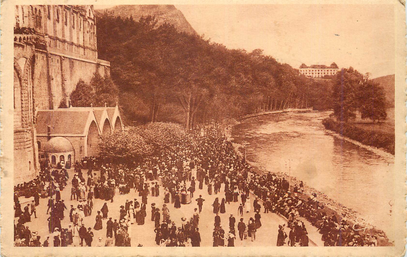 CPA Lourdes la Foule des Pelerins Rendant a la Grotte Miraculeuse