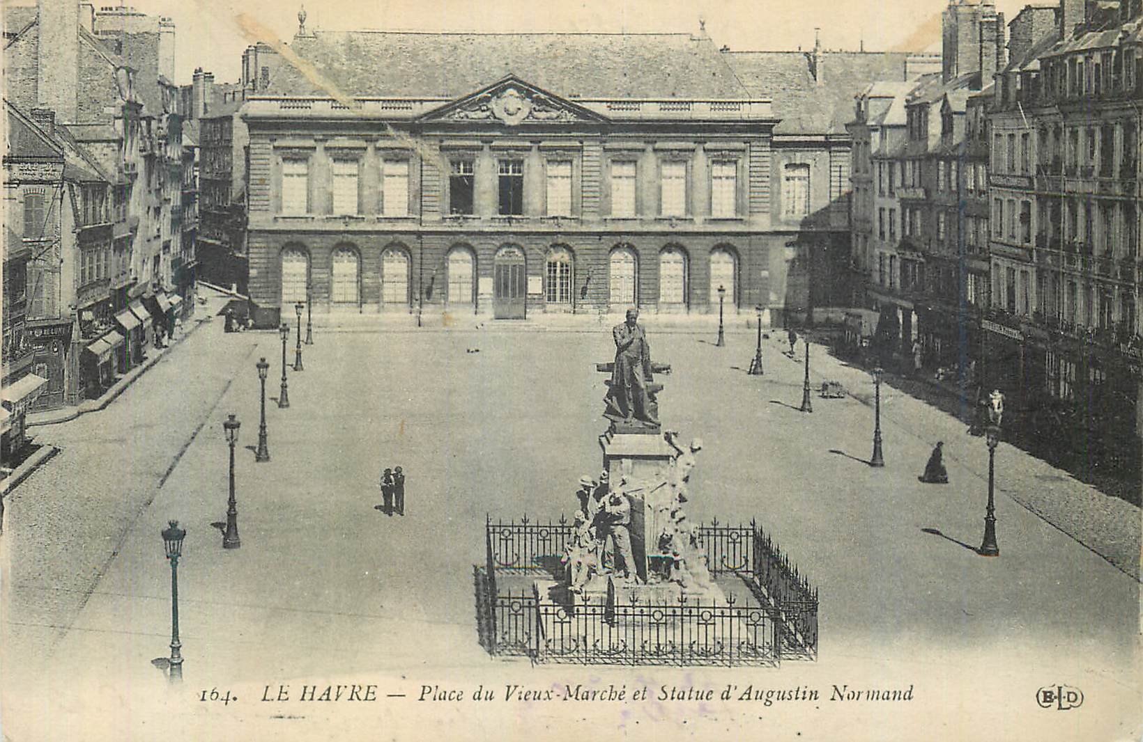CPA le Havre Place du Vieux Marche et Statue d'Augustin Normand